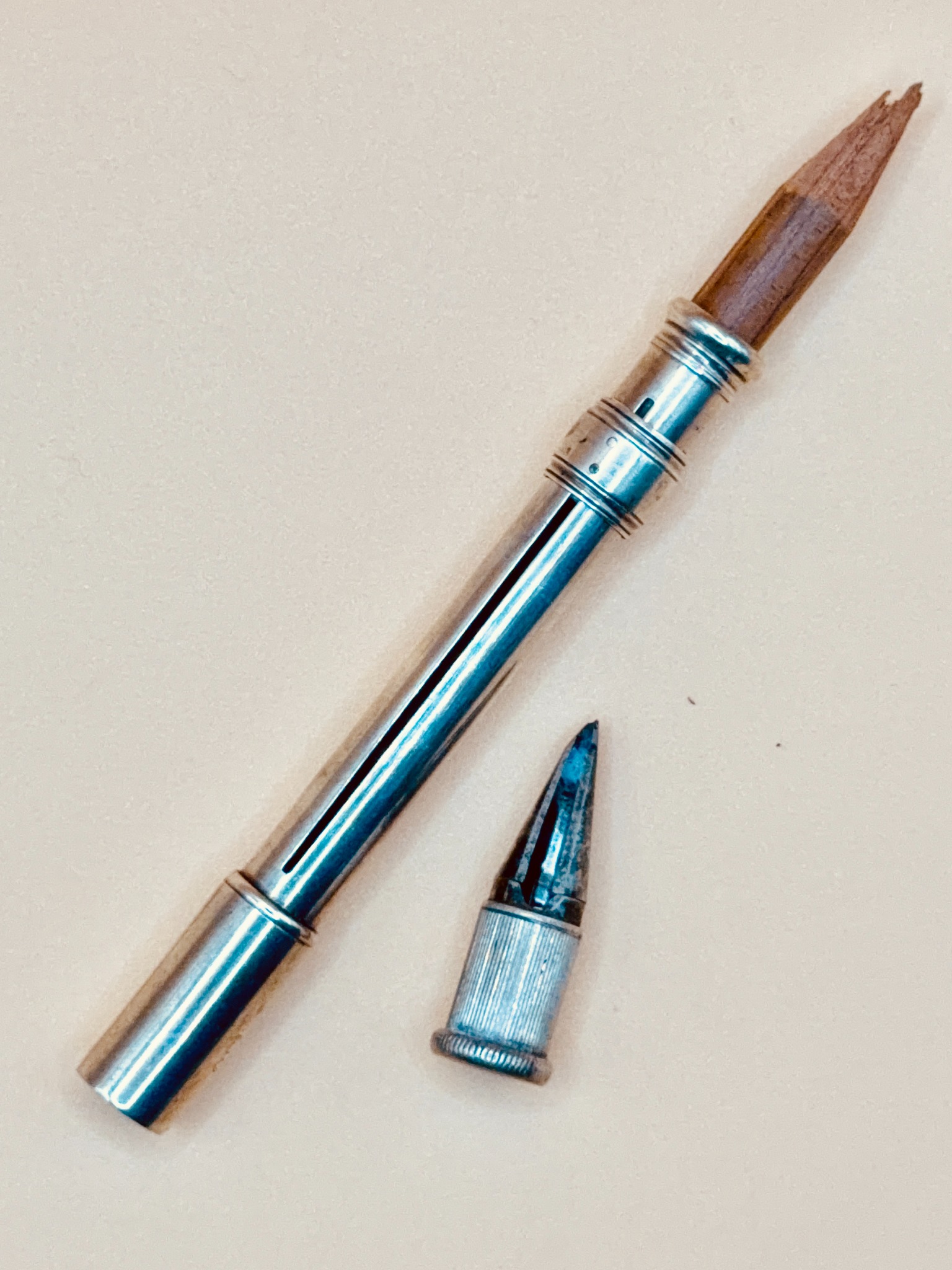 Detall del cursor i de la ranura longitudinal del portallapis 2673