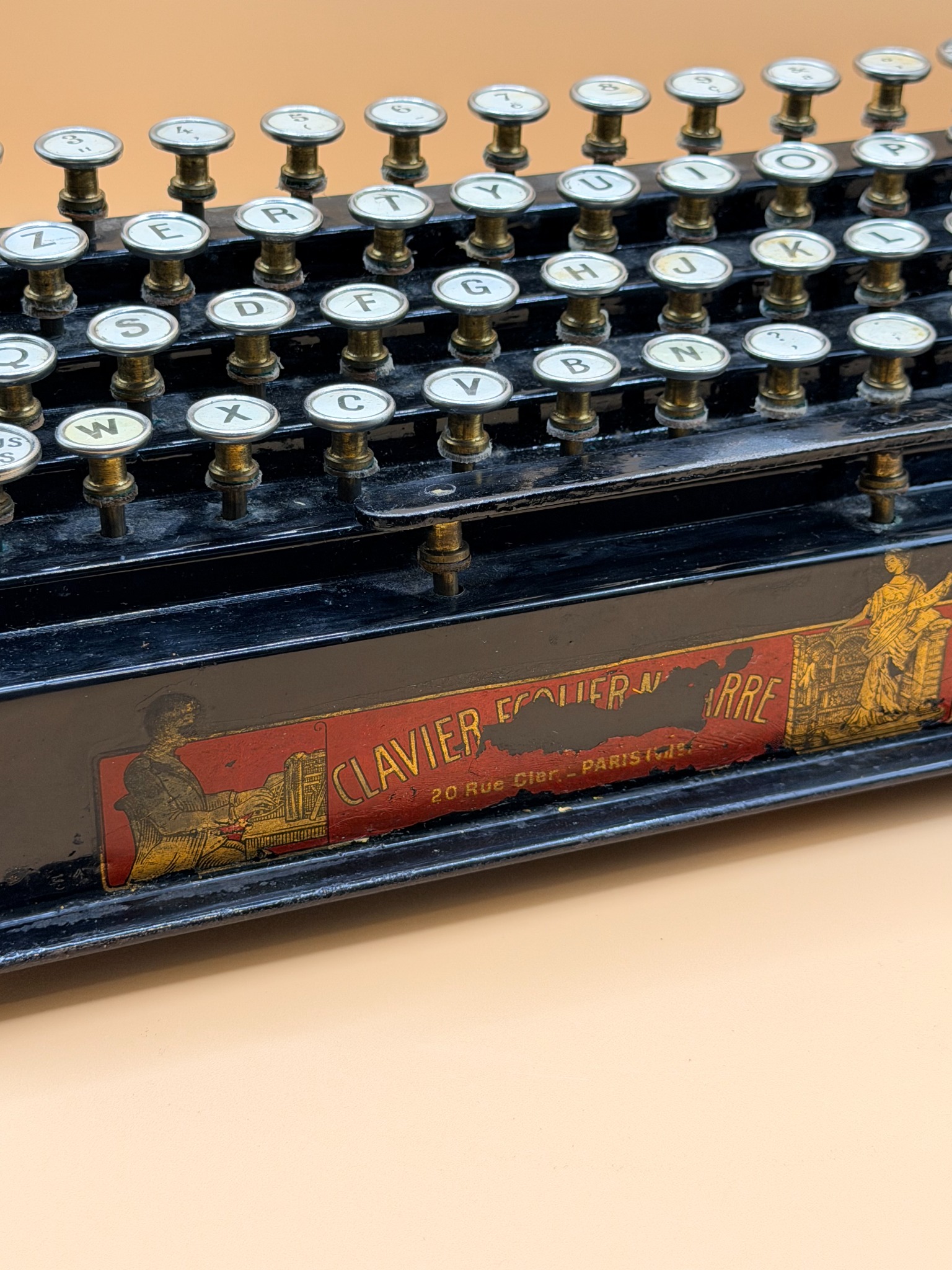 Detall de les tecles i de la inscripció Clavier Écolier Navarre