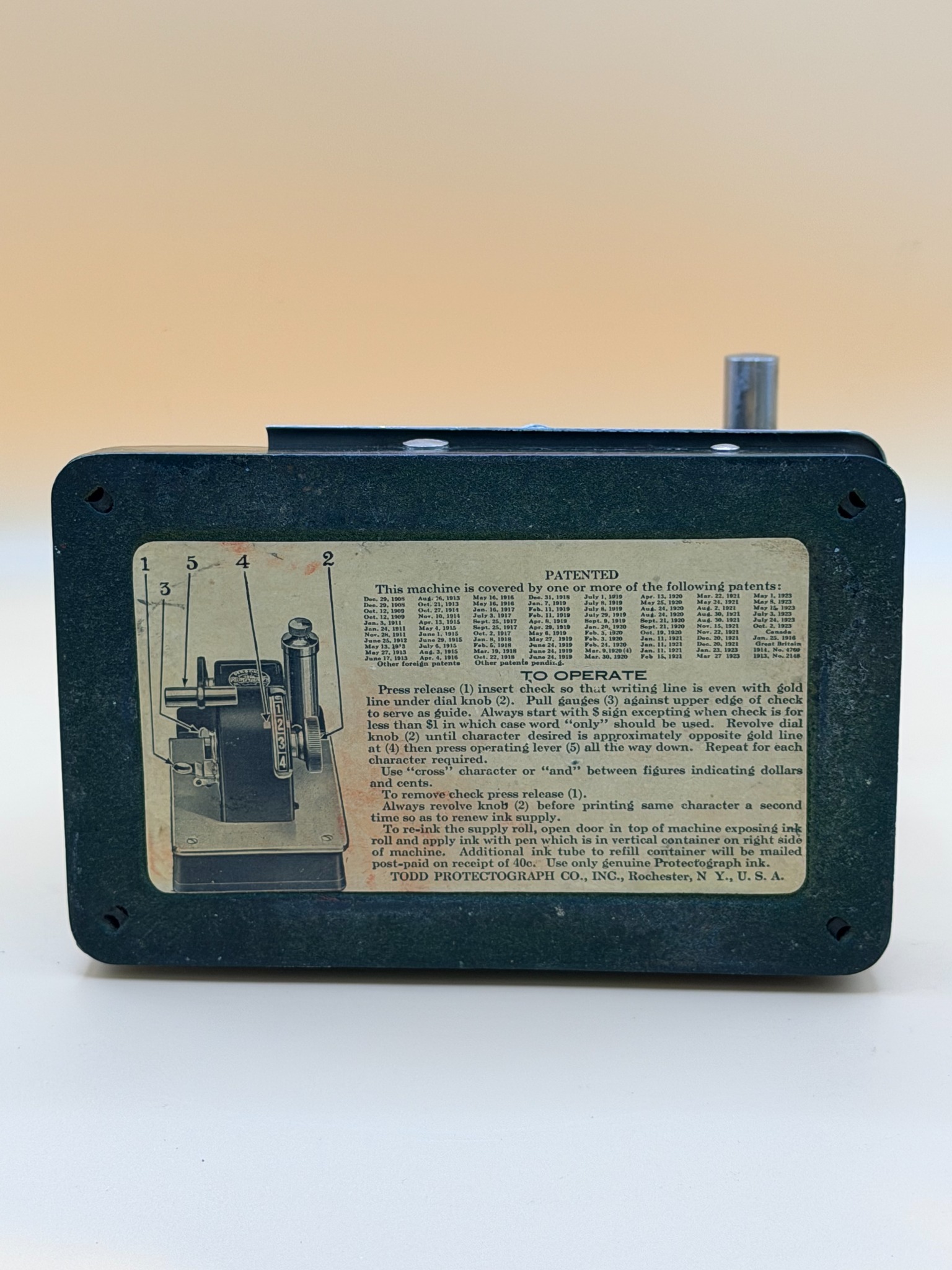 Placa inferior amb instruccions d'ús i relació de patents del Personal Todd Protectograph